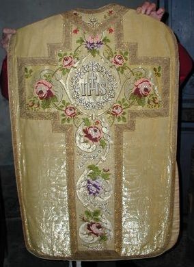 Ornement doré : chasuble, étole, manipule, voile de calice, bourse de corporal