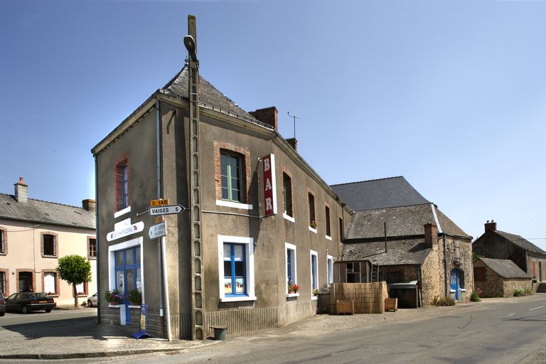 Hôtel de voyageurs, puis café - R.D. 582 de Saint-Léger à Chammes, 6e maison, Saint-Léger