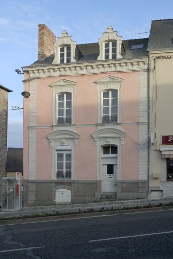 Maison, 11 place de l’Église, 1ère maison