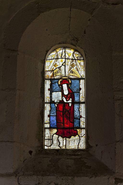 Verrière à personnage : saint cardinal (baie 4) - Chapelle Notre-Dame-de-Pitié, Loré, Oisseau