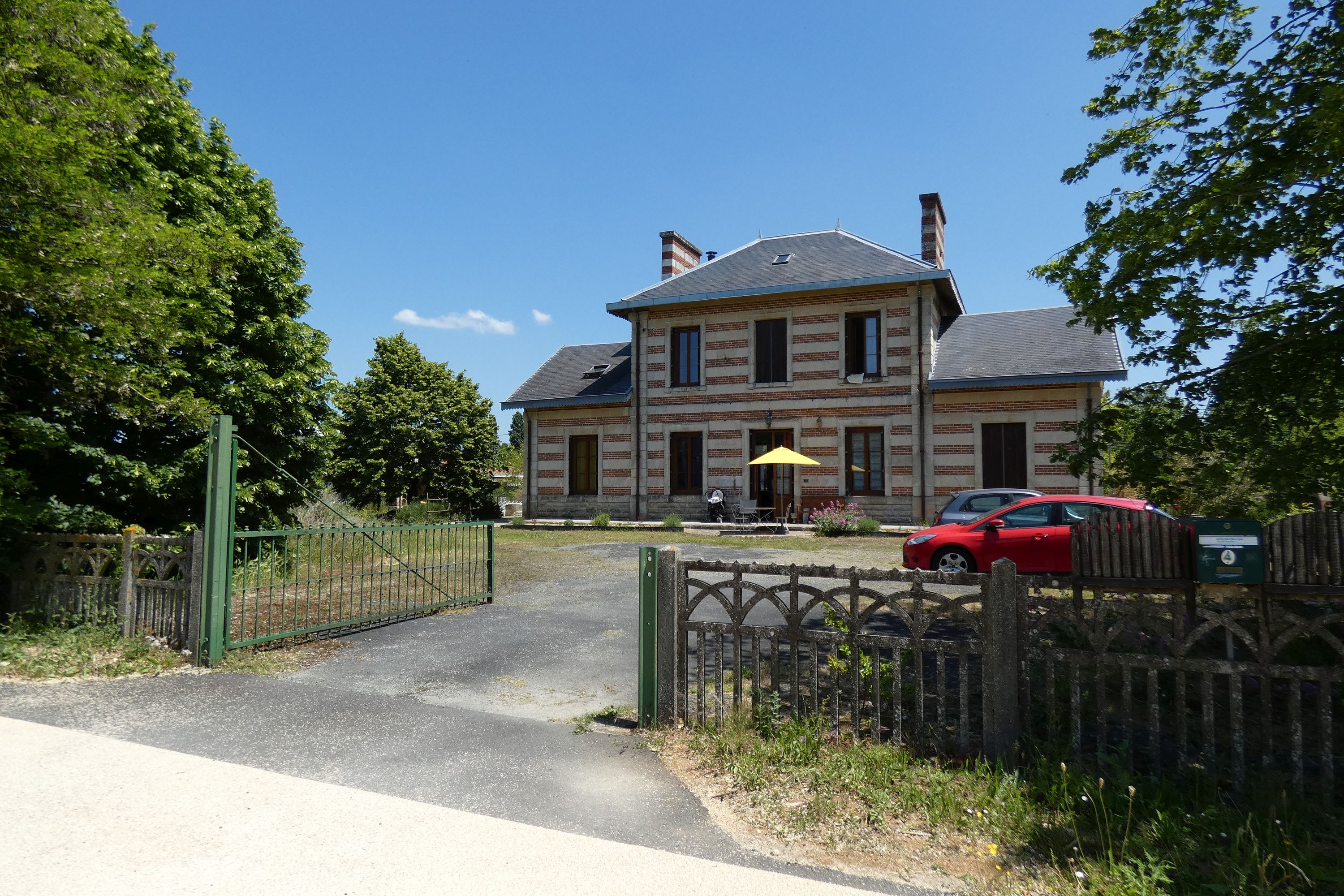 Gare de Benet, actuellement maison, maison de garde-barrière et halle aux marchandises