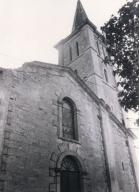 La façade nord-ouest de l'ancienne église vue depuis le nord vers 1970.