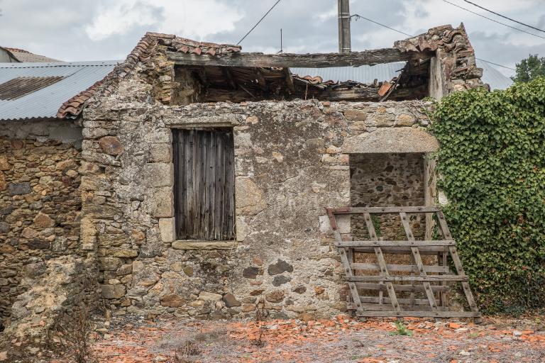 Habitation à pièce unique en rez-de-chaussée sous charpente. Mur gouttereau antérieur. La Heurnière, Gorges. Cadastre 2018, AZ01-202. 