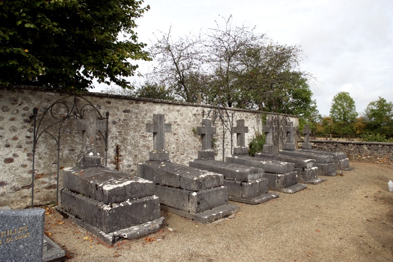 Série de sept tombeaux des familles Prévost, Bonneau la Varanne, de Séré et Bastard de Crisnay - Cimetière, Blandouet