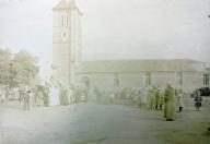Sortie de cérémonie de mariage devant l'église vers 1900.