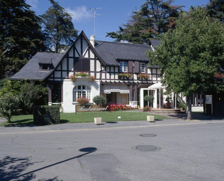 Centre de loisirs équestres dit Manège Dassonville actuellement restaurant la Marcanderie