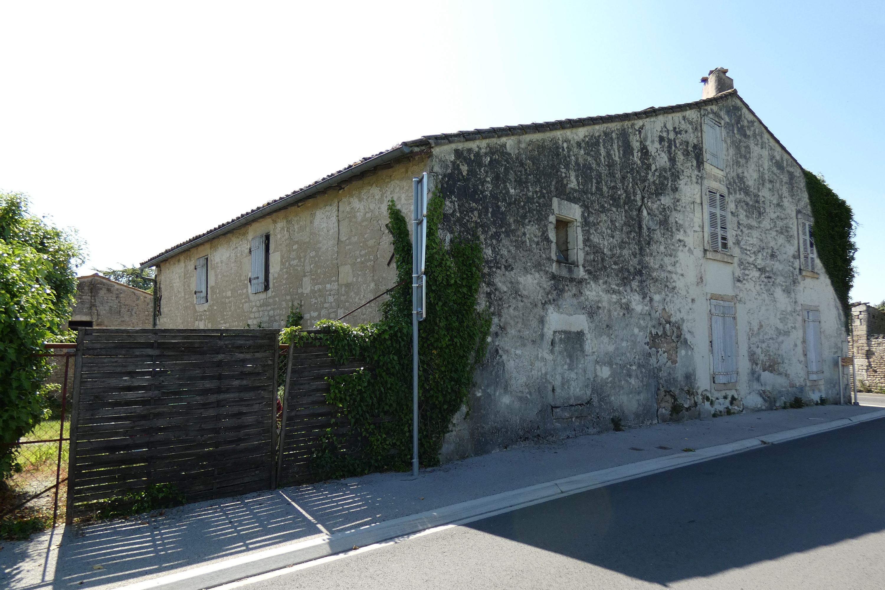 Ferme dite Saint-Eloi, actuellement maison, 32 rue du Grand-Saint-Jean