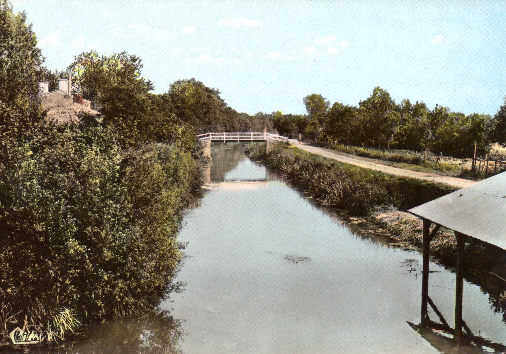 Le canal de Bourneau vu depuis le pont du port de Maillé vers 1930.