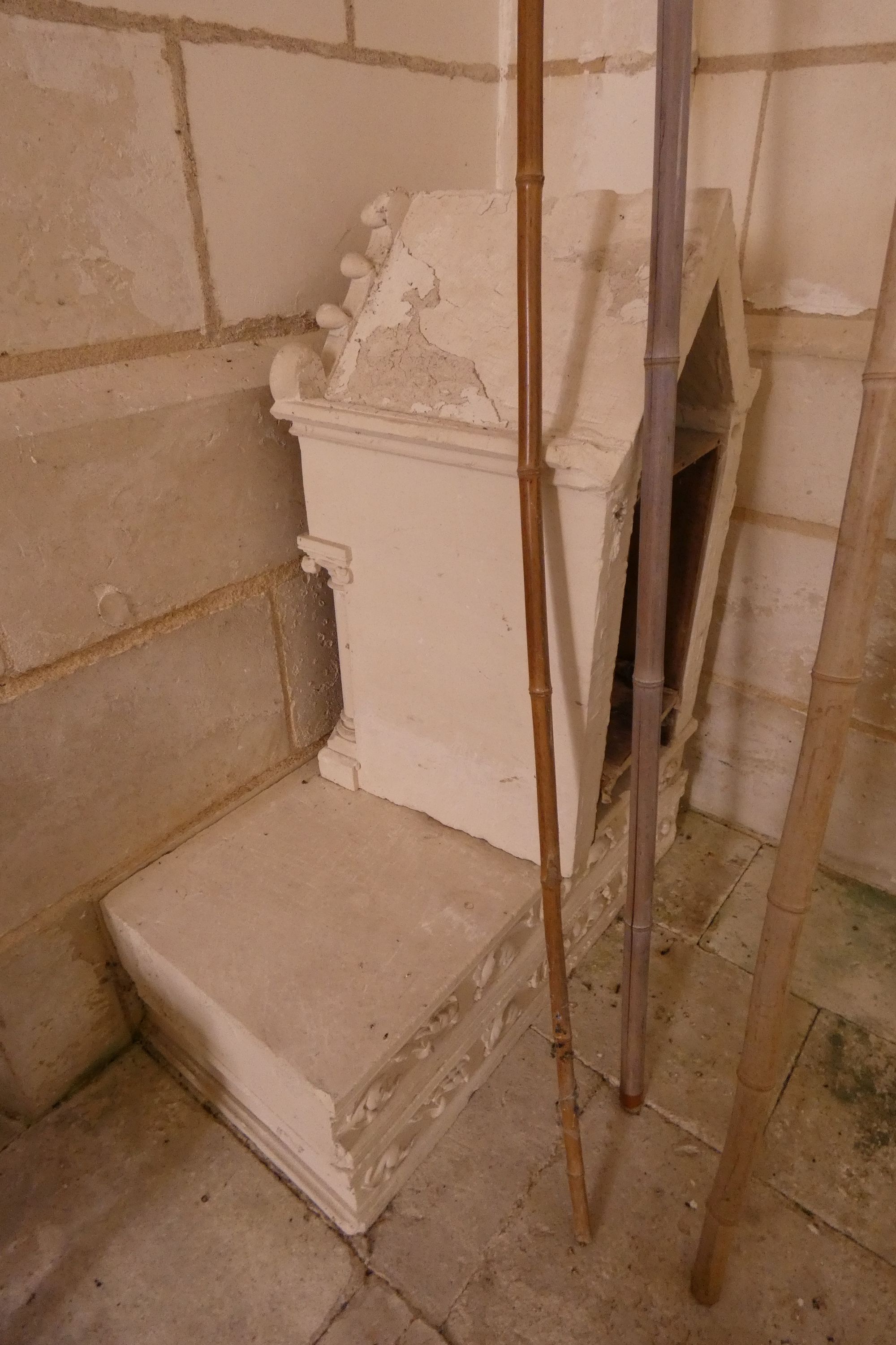 Maître autel ; autels, tabernacles et statues (2) des chapelles latérales