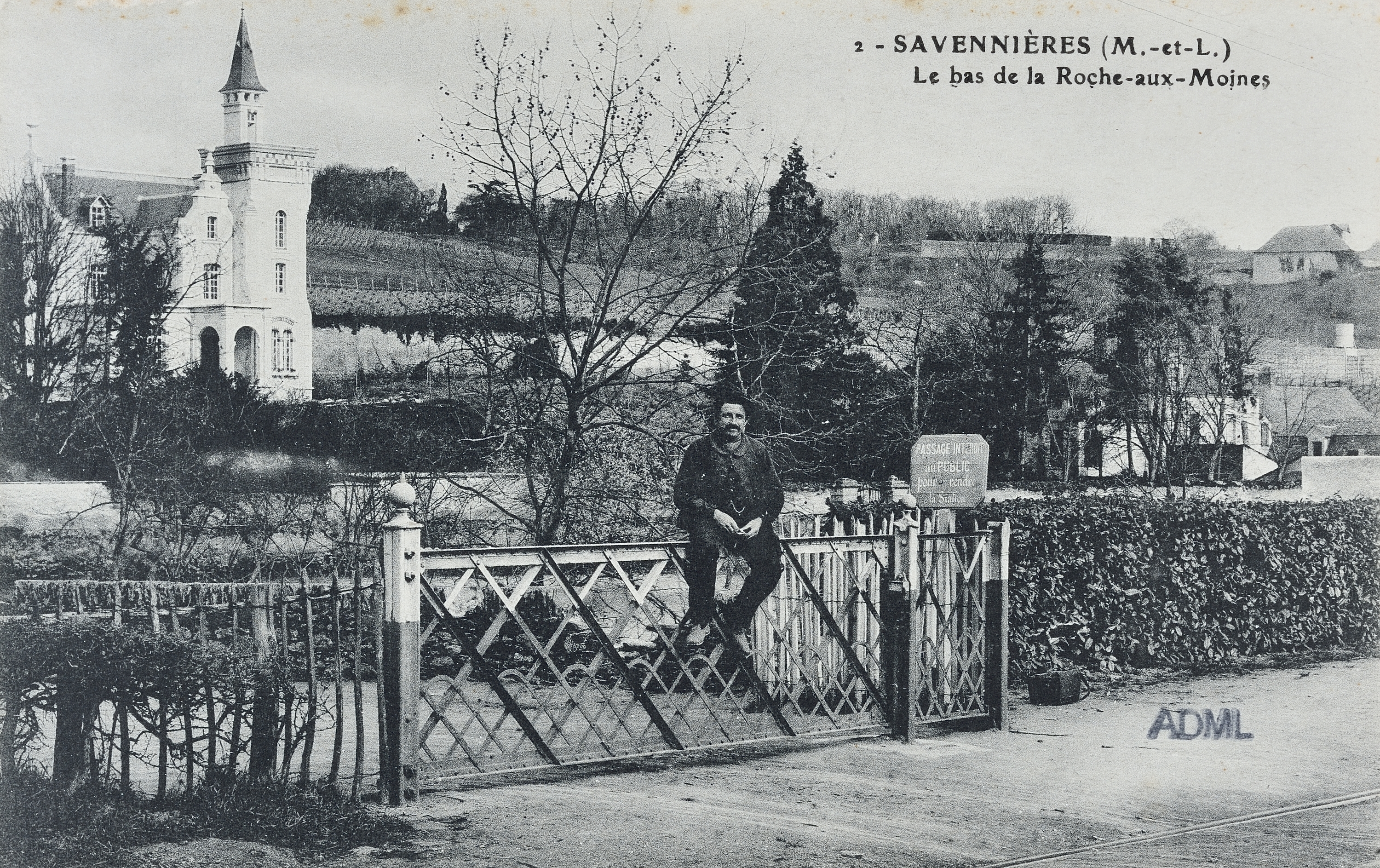 La villa Belle-Vue et le bas de la Roche-aux-Moines. 1er quart 20e siècle.