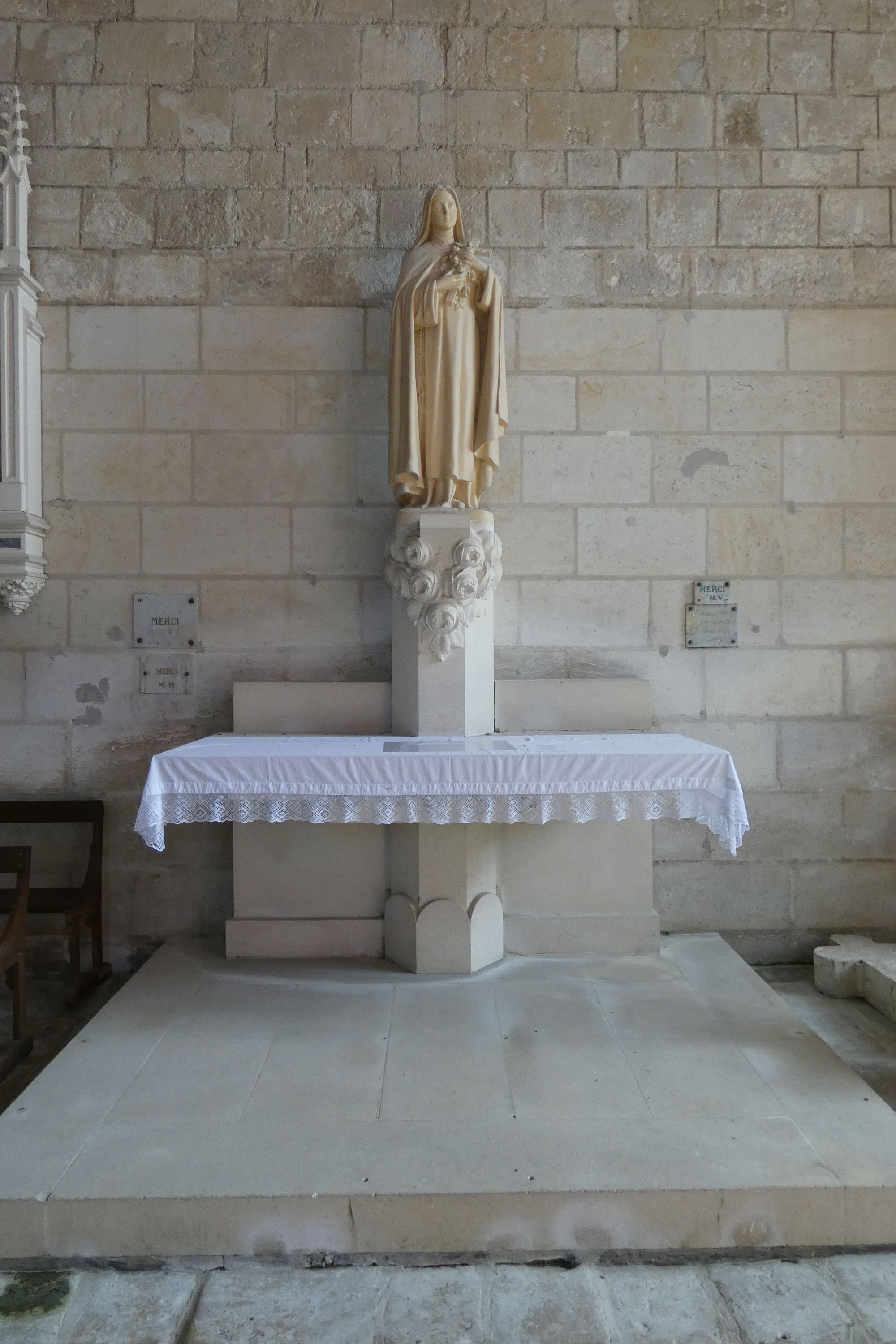 Autel et statue de sainte Thérèse de Lisieux