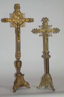 Garniture du maître-autel : 4 chandeliers, 2 croix d'autel