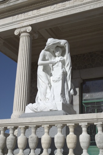 Statue : Femme enveloppant le buste de Jacques Robert - Chapelle funéraire de la famille Robert-Glétron