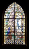 Verrière historiée : apparition de la Vierge à Lourdes (baie 1) - Église paroissiale Saint-Georges, Saint-Georges-le-Gaultier
