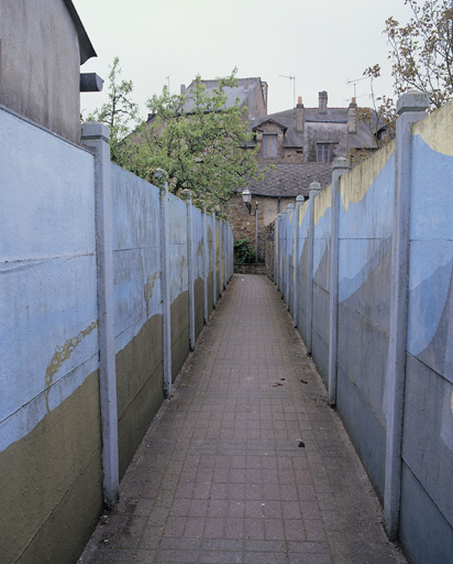 Saint-Nicolas-de-Redon, venelle sans nom. "Ornementation cinétique" de Jean-Pierre Baudu, vers 1983.