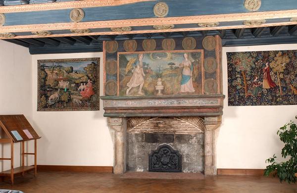 La cheminée peinte du logis de la Prévôté