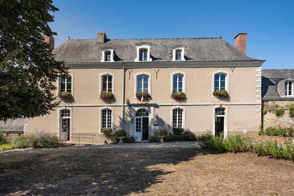 Prieuré-cure puis presbytère, actuellement mairie