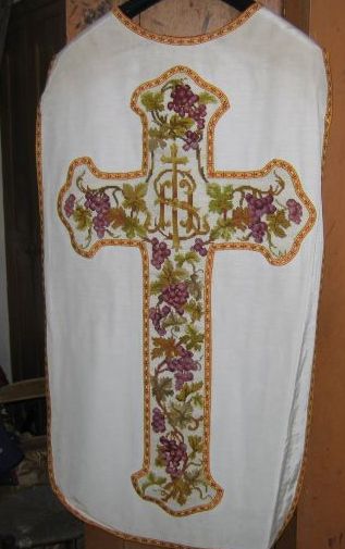 Ornement blanc n° 2 : chasuble, étole, bourse de corporal, voile de calice