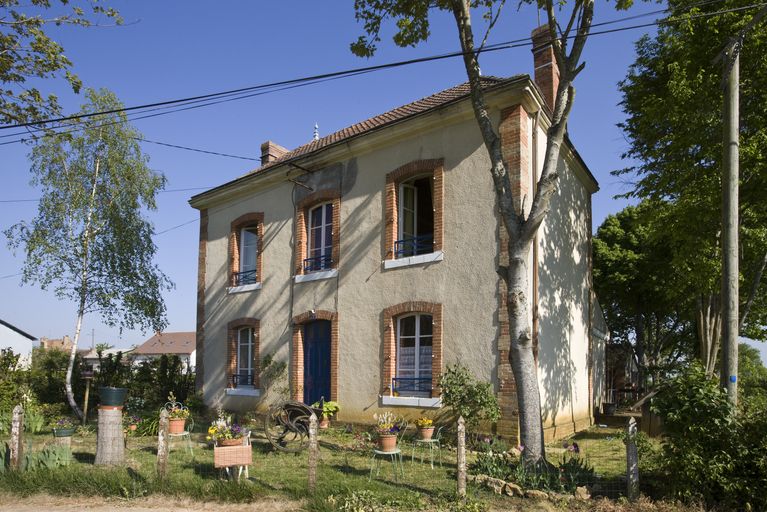 Mairie-école primaire de Sables, actuellement maison