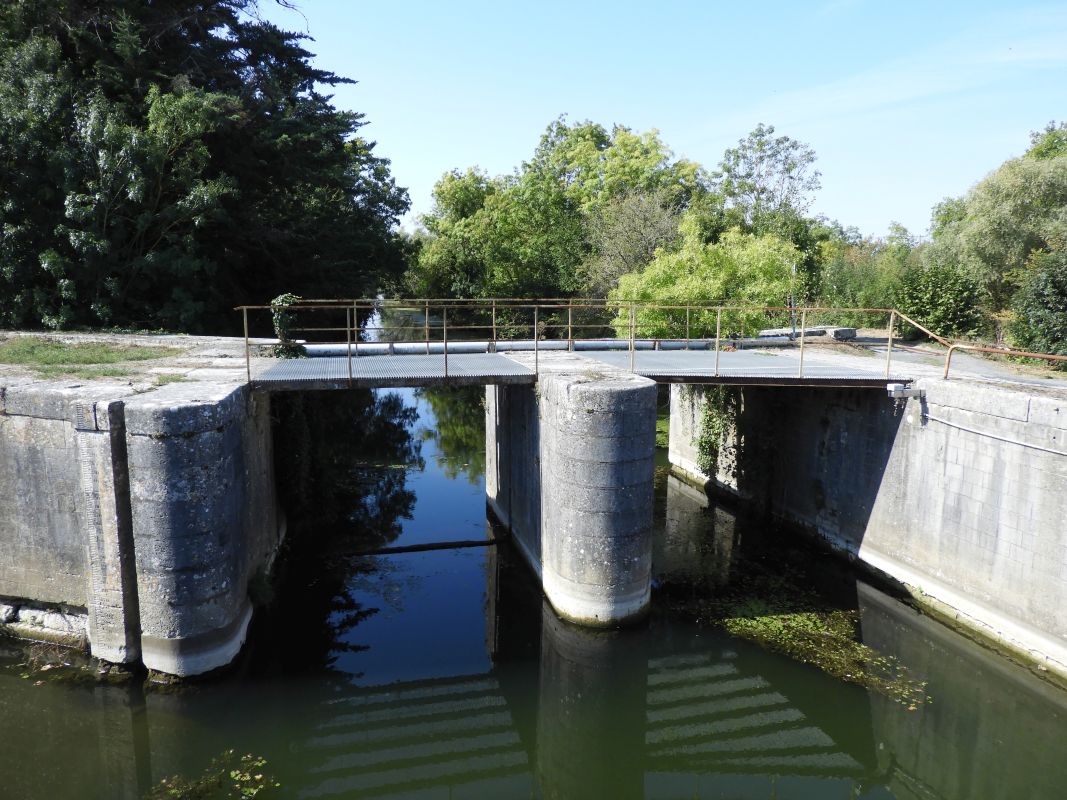 Aqueduc et écluse du Gouffre ; Route de La Rochelle