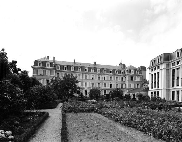 Abbaye de bénédictins puis de mauristes, dite abbaye Saint-Aubin, actuellement hôtel du Département et préfecture de Maine-et-Loire