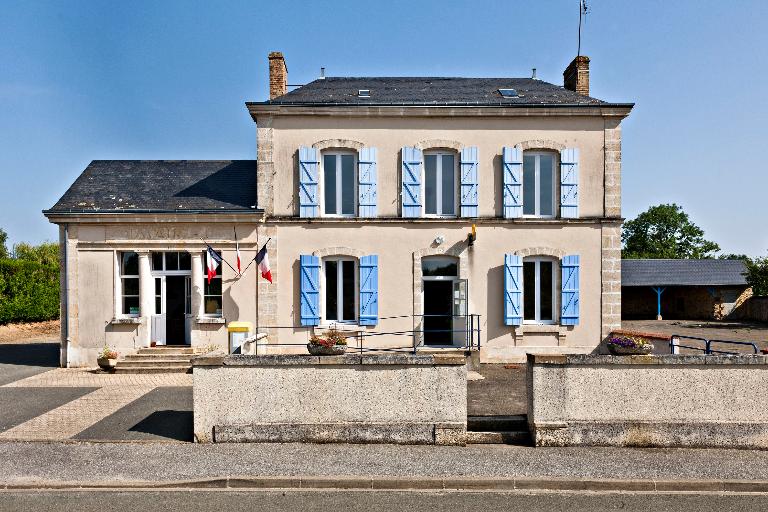 Mairie-école puis groupe scolaire de Saint-Georges-du-Rosay, actuellement mairie, poste et groupe scolaire.