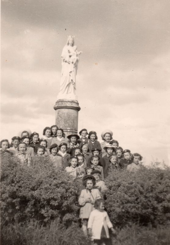 Statue monumentale de la Vierge à l'Enfant, dite Notre Dame de Vix, rue du Stade