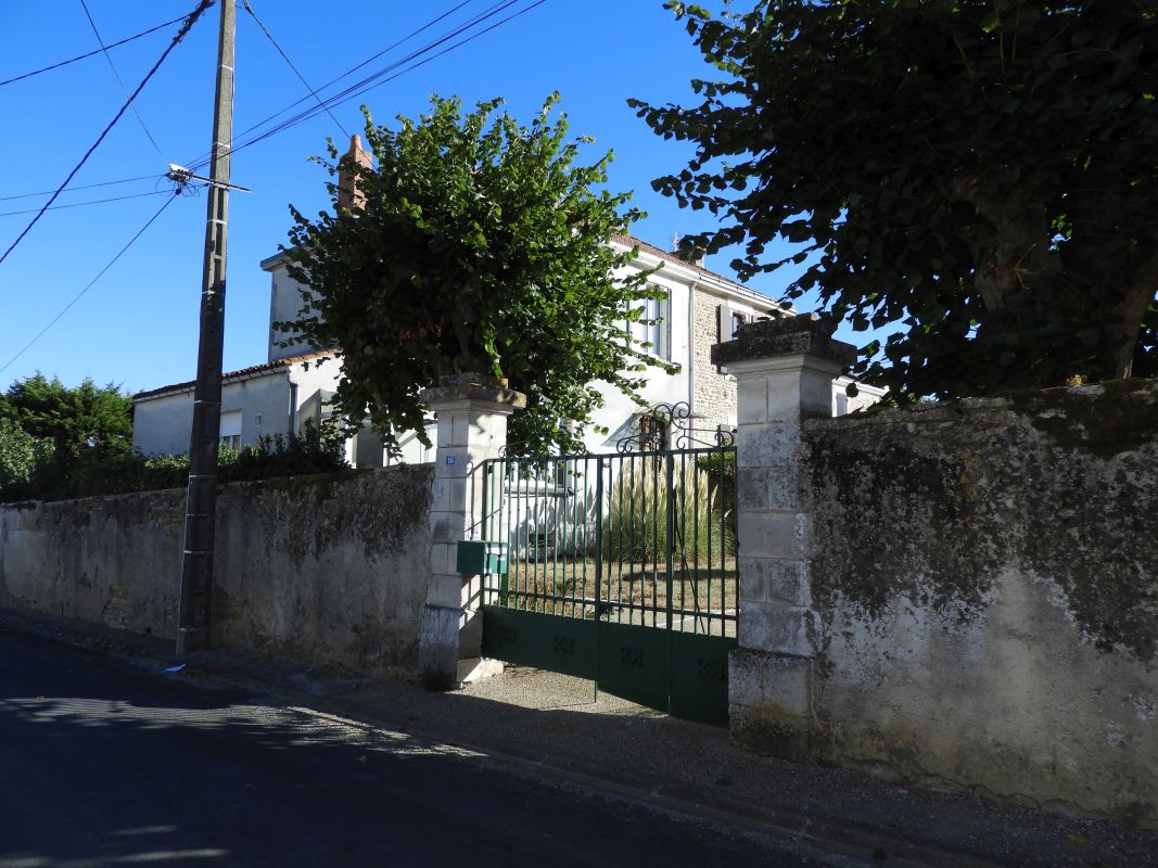 Ferme, actuellement maison ; 16 rue de la Fuye