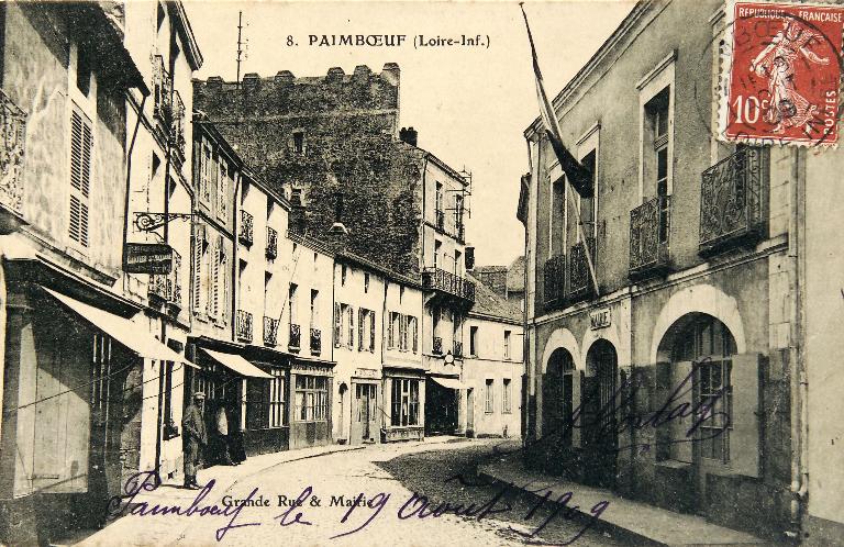La rue du Général-De-Gaulle au début du XXe siècle, à gauche, vue partielle de la façade.