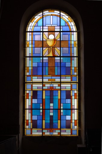 Verrière décorative : croix et calice (baie occidentale) - Église paroissiale Saint-Jean-Baptiste, Saint-Jean-sur-Erve