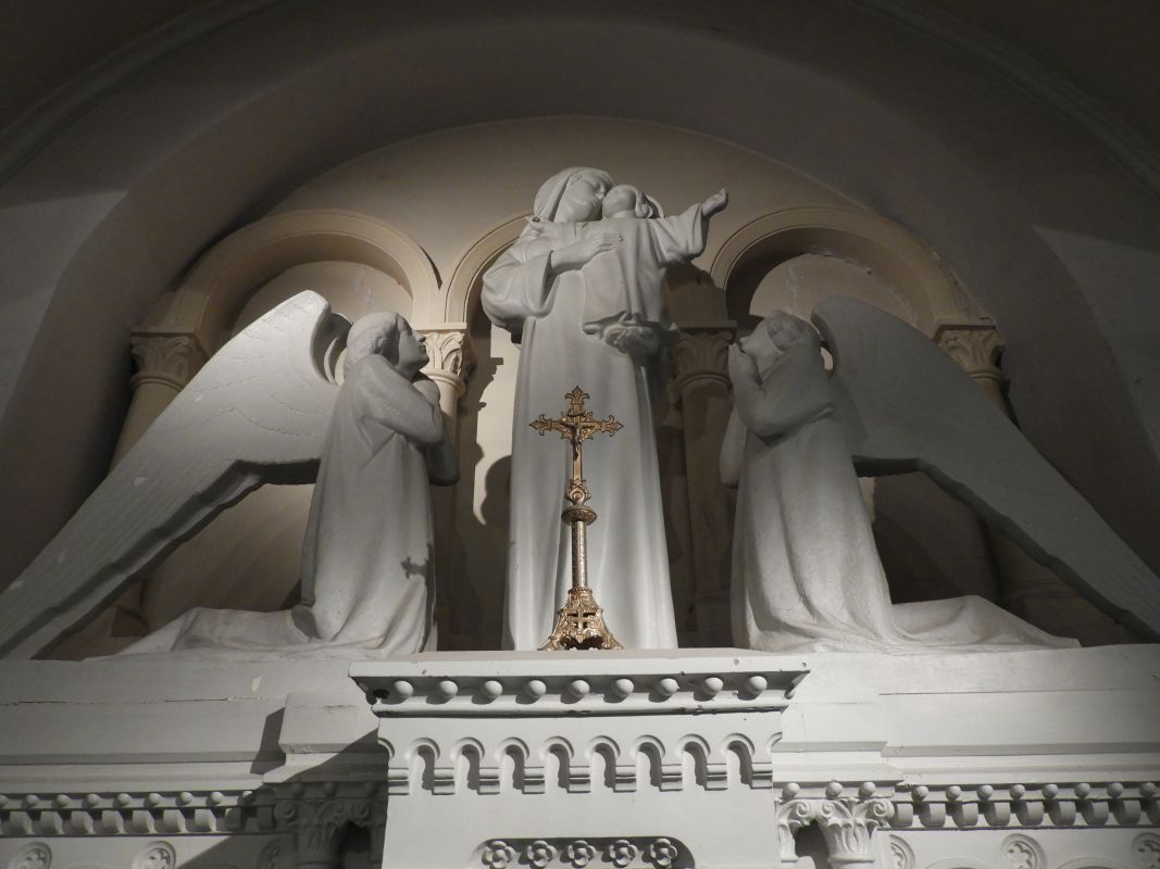 Autel (maître autel), tabernacle, statues de la Vierge à l'Enfant et d'anges