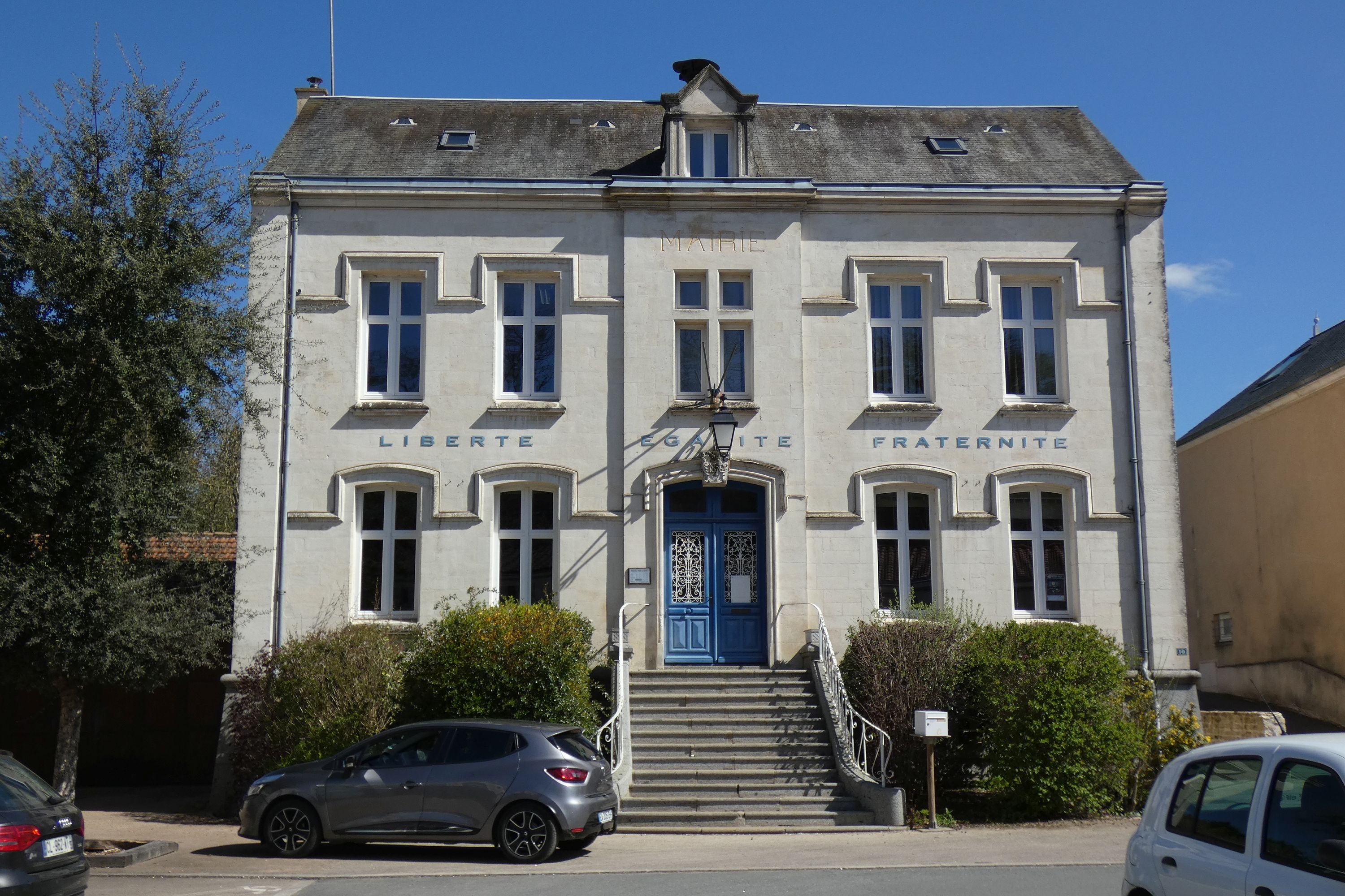 Ecole primaire publique de filles, puis bureau de poste, puis mairie, actuellement salles de réunions