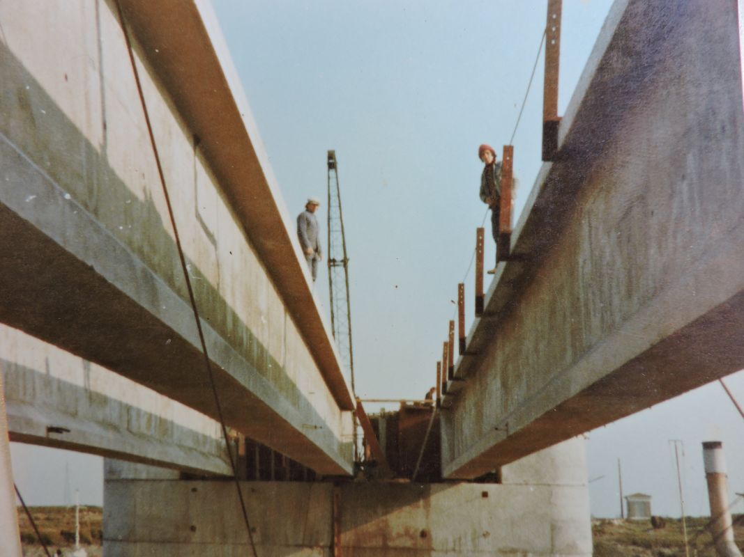 Passage par bac puis pont mobile du Brault