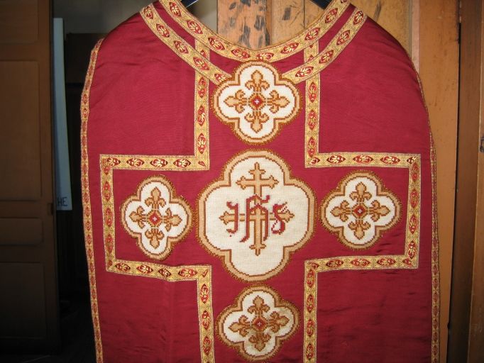 Ornement rouge n° 6 : chasuble, étole, manipule, bourse de corporal, voile de calice