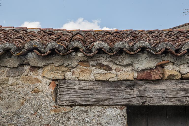 Rangée de tuiles formant l'égout du toit d'une habitation. Les Laures, cadastre 2018, HN 01–97.