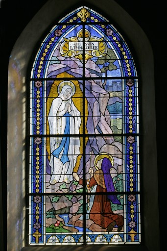 Ensemble de 3 verrières historiées : apparitions de la Vierge à Pontmain et à Lourdes, baptême du Christ (baies 9, 10 et 13) - Église paroissiale Saint-Aubin, Vautorte