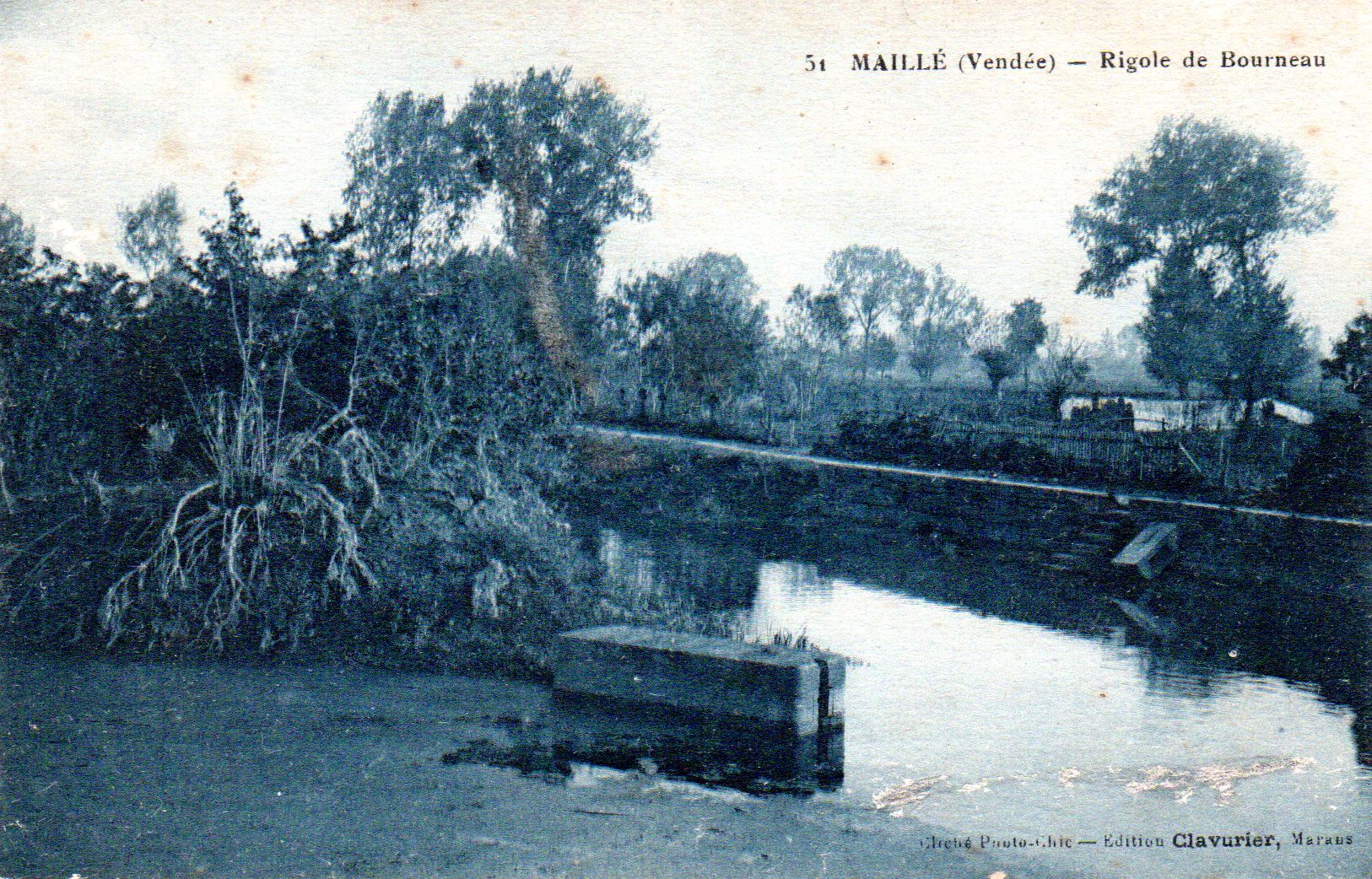 Le canal de Bourneau en amont du port de Maillé, à la jonction avec la route d'eau du bourg, vers 1920.