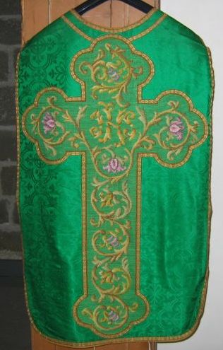 Ornement vert n° 4 : chasuble, étole, manipule, bourse de corporal