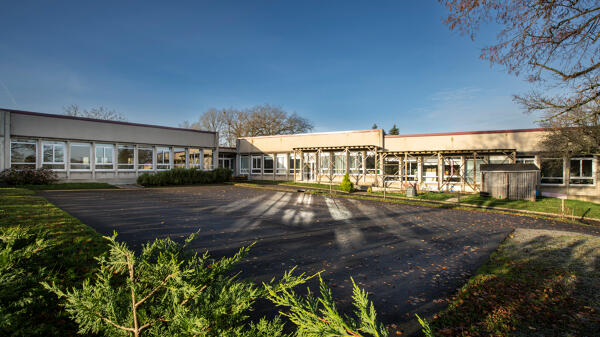 Groupe scolaire de Montreuil-le-Henri, actuellement école, 13 rue de Lucé