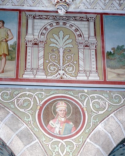 Pré-en-Pail, Mayenne, nef de l'église Notre-Dame. Louis Renouard a peint en 1885 les scènes à l'huile sur le mur et les médaillons également à l'huile en atelier avant de les maroufler.