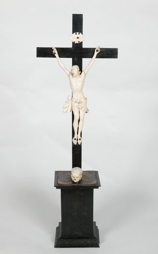 Statue : Christ en croix (n° 1)