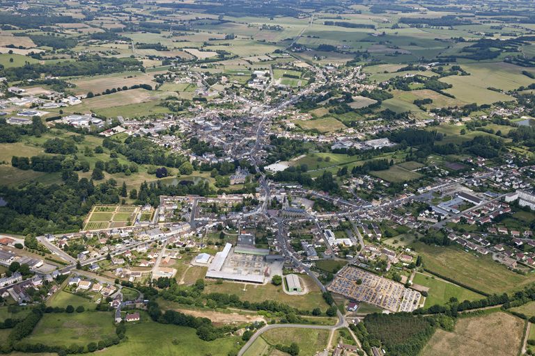 La traversée du canton de Bonnétable par la voie antique du Mans à Evreux, puis Grand Chemin mansais vers Rouen, puis route royale du Mans à Paris, puis R.N. 138 bis du Mans à Mortagne au Perche, actuellement R.D. 301.