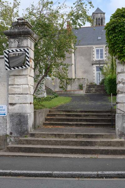 Anciens communs du château de Montjean, puis presbytère, école et mairie dit le Petit Château
