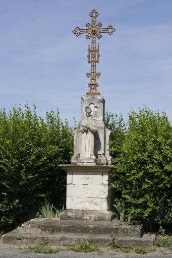 Croix de chemin dite croix de la Brosse, rue Geoffroy-de-Couesbouc