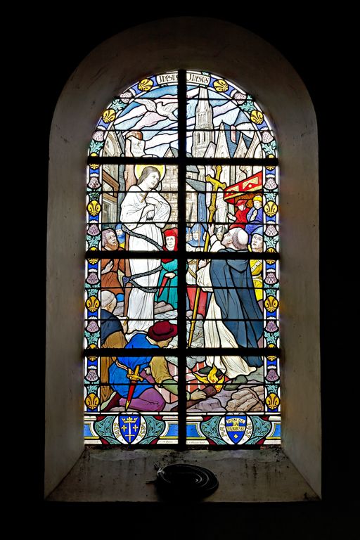 Verrière historiée : mort de sainte Jeanne d'Arc (baie 5) - Église paroissiale Saint-Fraimbault-et-Saint-Antoine, Epineu-le-Chevreuil