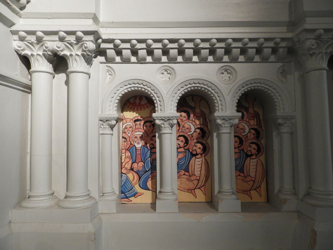 Autel (maître autel), tabernacle, statues de la Vierge à l'Enfant et d'anges