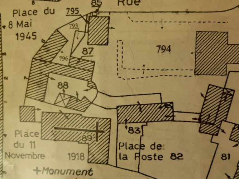 Presbytère, puis école de filles, actuellement ensemble de logements et agence postale