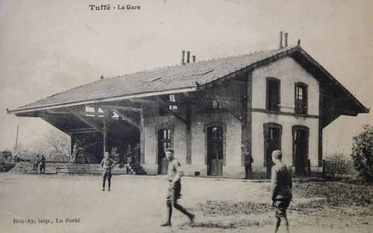 Gare ferroviaire de la ligne Mamers-Saint-Calais, actuellement centre d'interprétation, passage de la Gare