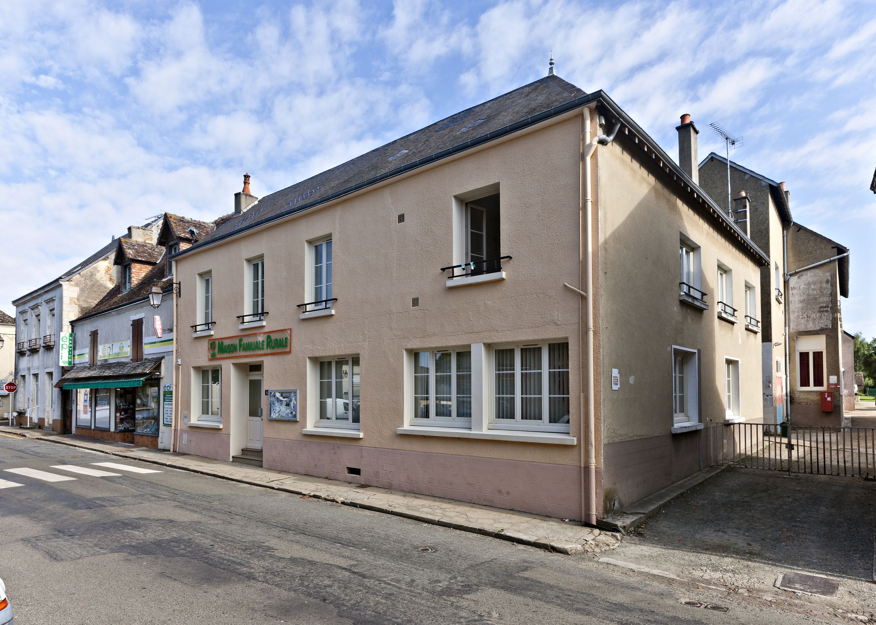 Hôtel de voyageurs dit hôtel du Midi, 8 rue de la mairie, actuellement Maison Familiale Rurale.