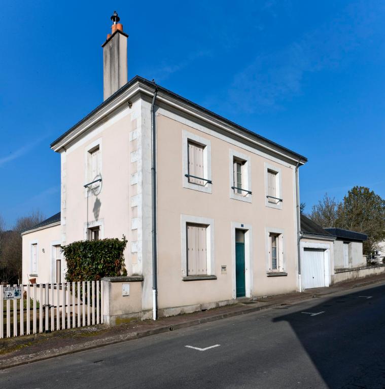 École de garçons et de filles, puis école de filles, actuellement maison